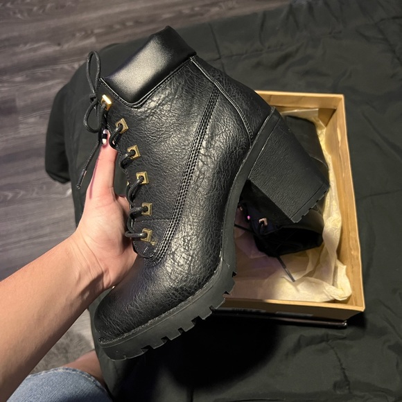 Boots - Picture 3 of 11